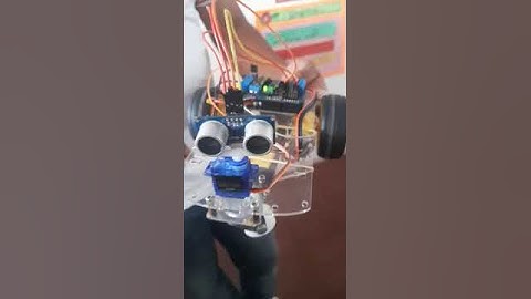 Robot esquiva obstáculos con arduino uno.