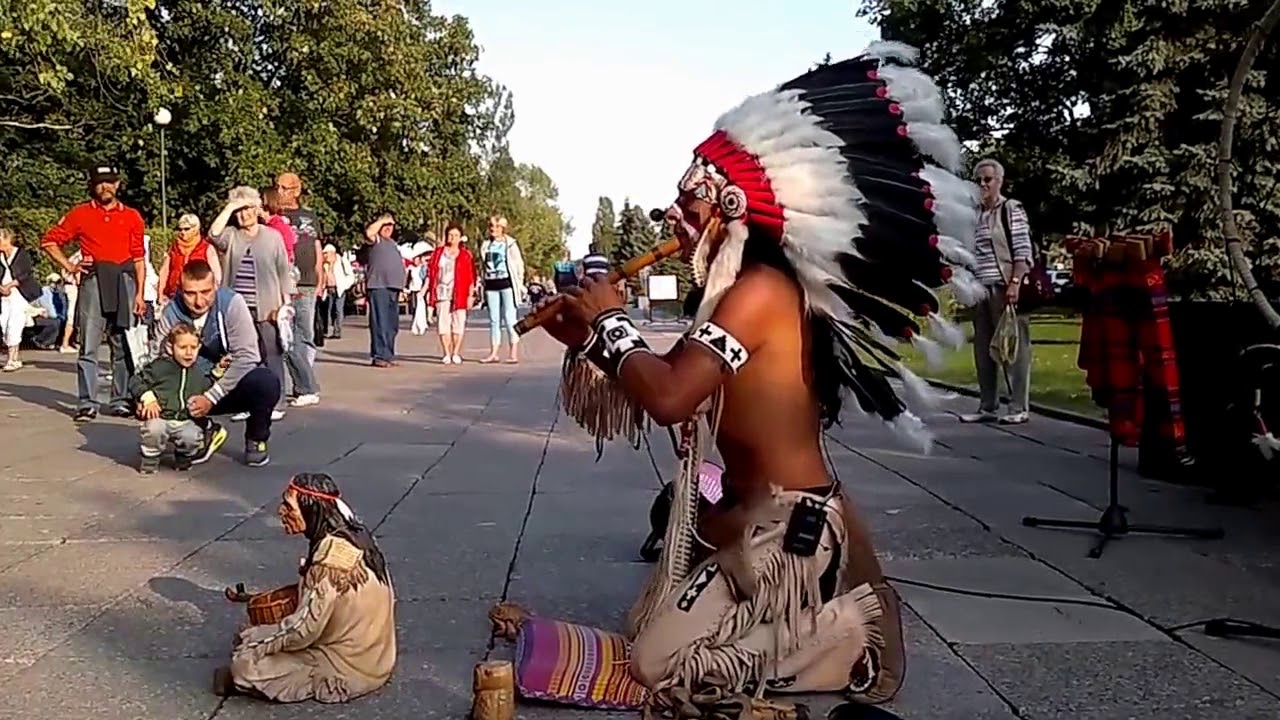 Индеец играет музыку. Александро Куеревалу. Индейцы на улице. Индейцы на улицах Москвы. Индеец поет на улице.