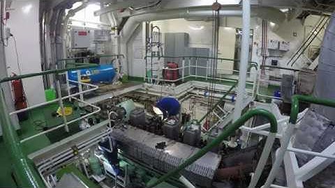 Replacing an cylinder head of a MAK 6m32c