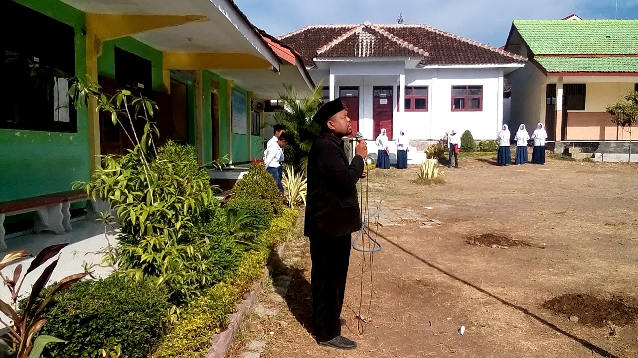 Upacara Bendera Hari Senin (Bahasa Arab) di MTs Tahsinul Akhlaq