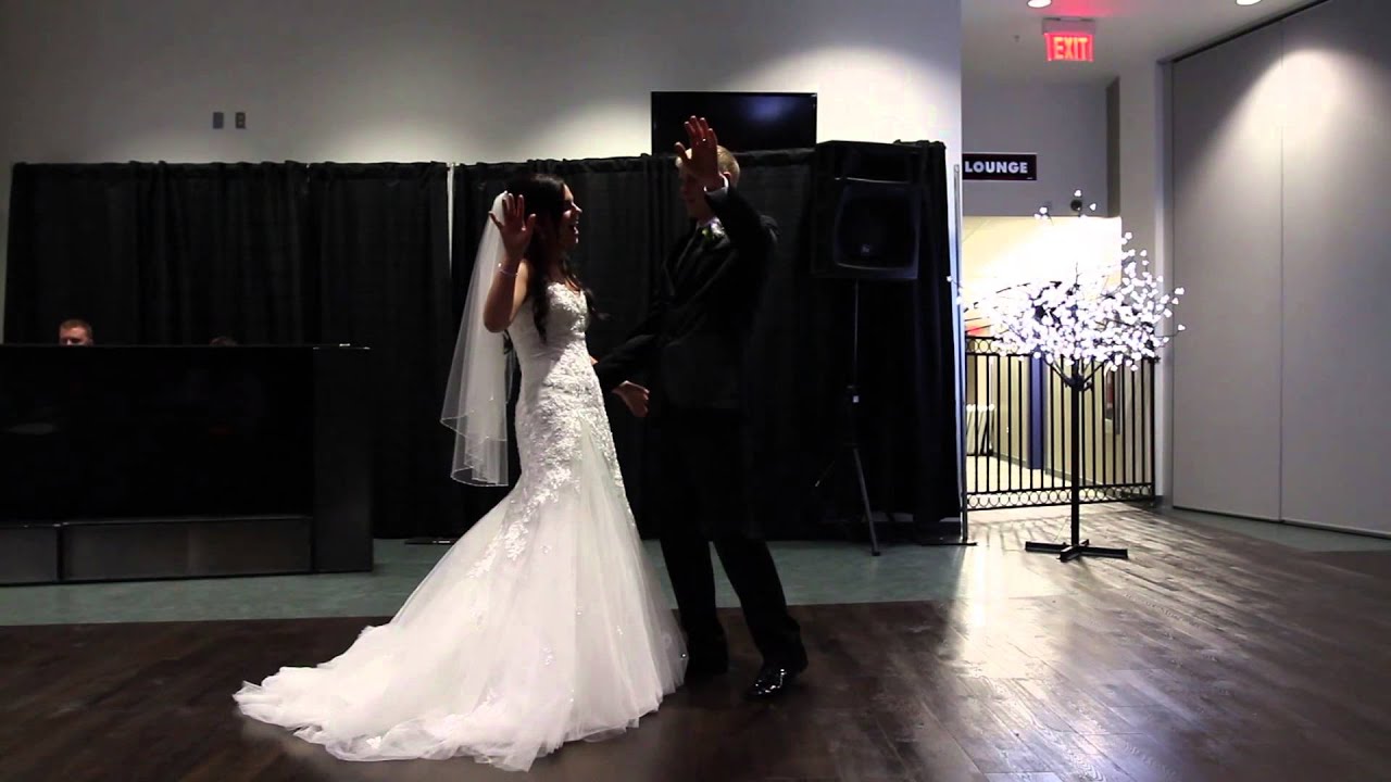 This Wedding Couple ‘Froze’ The Crowd When They Busted Into This Dance!