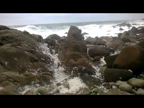 La marejada deja la costa "nevada" de espuma