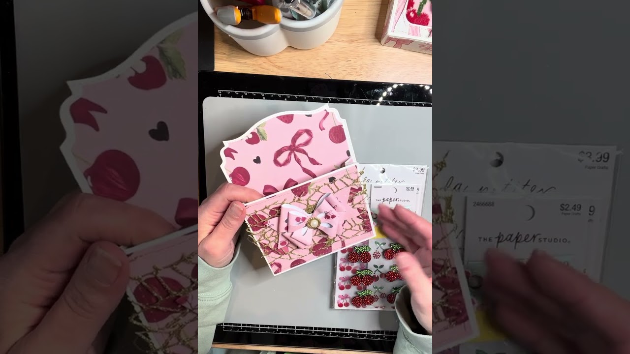 Бетани представляет первую подборку фотографий, на которых запечатлены вишня и бант.