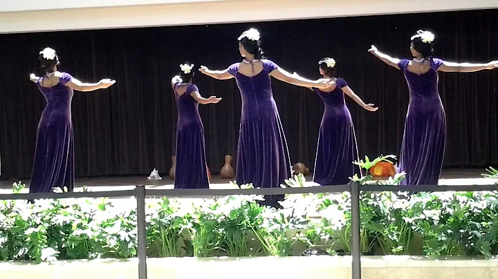 Hula dancers at Ala Moana Shopping Centre, Waikiki