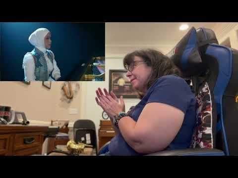Music teacher reacts to Putri Ariani -   Holding On