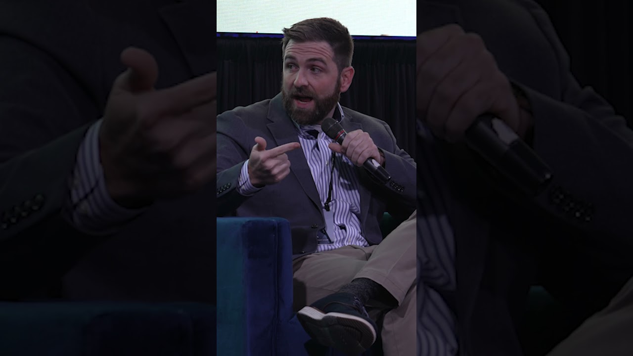 AI Agents vs Human Support Which One Wins 24/7 ?