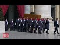 Il feretro di papa Francesco è stato portato a spalla dai sediari fuori dalla Basilica di San Pietro