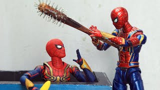 Spider-man and Spider-Iron Clean Up Trash on the Beach Figure Stop Motion