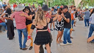 FORRO PE DE SERRA DANADO DE BOM PRA QUEM GOSTA DE DANCAR CULTURA NA PRACA EM ARA