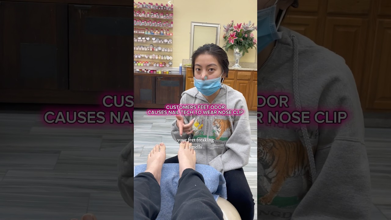 Запах от ног клиентов заставляет мастера по маникюру носить зажим для носа