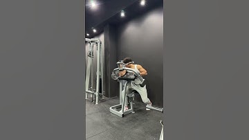 Curl predicador unilateral en máquina