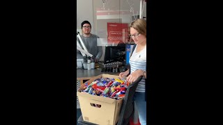 Halloween-Taxi: Radio K.W. bringt Süßigkeiten zu Hörern im Kreis Wesel