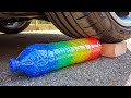 車のホイールでレインボーオービーズがいっぱいのボトルを粉砕