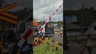 #dieseltrains #keretaapi #levelcrossing #palangpintuperlintasan #spoorwegen #palangpintukeretaapi