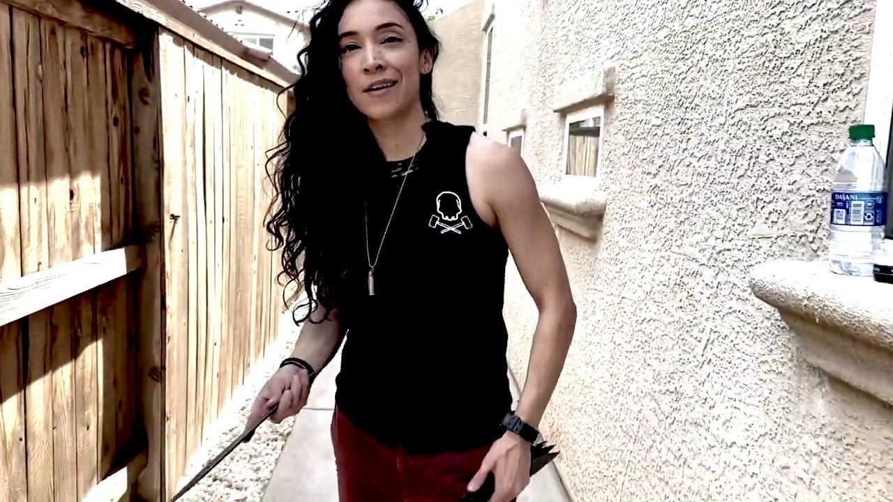 TRICKSHOT UNDERHAND KNIFE THROW KNIFE THROWING TAESTY DANGER YouTube