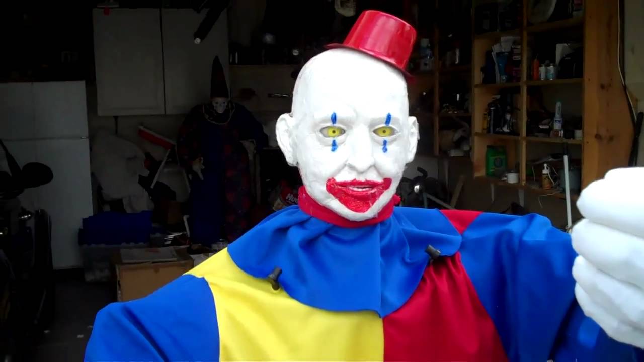 animatronic clown Brigitte - YouTube