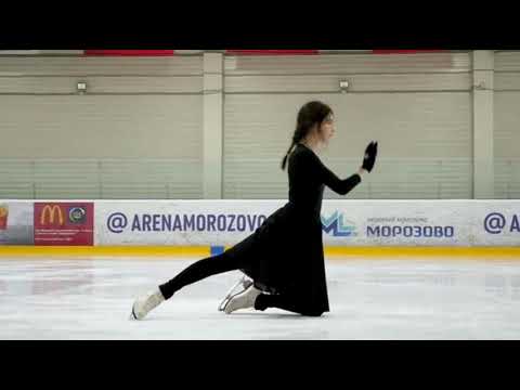 فتاة الثلج   ترقص على اغنية   