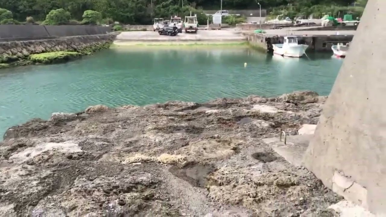 沖縄県南城市知念漁港左側堤防を散歩してます - YouTube