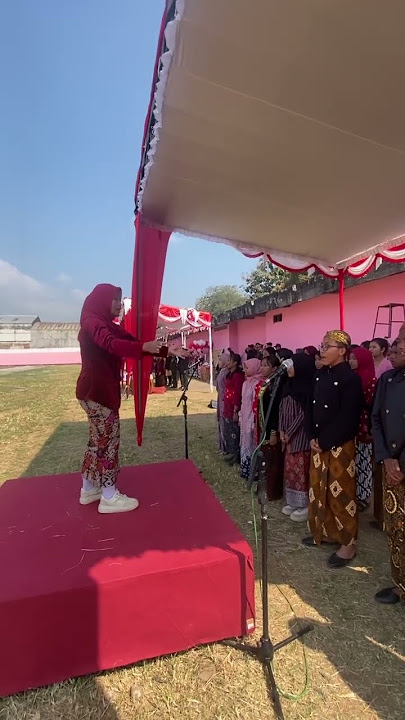 Lagu Kebangsaan โIndonesia Rayaโ dalam upacara HUT RI ke 80 di Kecamatan Salaman Kabupaten Magelang