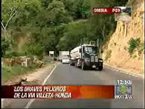 Carretera de la muerte El tramo de la vÃ­a es un tiquete a la muerte Fecha de publicaciÃ³n : 2009-02-09 Cundinamarca, Colombia (RCN) - La vÃ­a entre los municipios de Villeta y Honda en el departamento del Tolima, se ha convertido en una bomba de tiempo. Los constantes derrumbes, las caÃ­das de bancadas y las obras a medio terminar, tienen en peligro a miles de conductores que transitan diariamente. Esta carretera podrÃ­a ser un camino vecinal, pero no lo es. Hace parte de la vÃ­a que comunica a las dos ciudades mÃ¡s importantes del paÃ­s Bogota y MedellÃ­n, donde ademÃ¡s, tambiÃ©n circulan quienes van a la costa atlÃ¡ntica. El tramo de la vÃ­a de apenas 150 metros, es un tiquete a la muerte, el pavimento que estÃ¡ destrozado no tiene seÃ±alizada la lÃ­nea amarilla que divide los carriles. Pero ademÃ¡s, quienes arreglaron la bancada, instalaron una cinta, en vez de una baranda de protecciÃ³n y no existe iluminaciÃ³n. Los vecinos aseguran que Dios ha sido demasiado generoso, No ha pasado un accidente es por puro milagro de Dios, porque el muro no tiene ninguna clase de protecciÃ³n, por eso es que los carros se van abajo, no hay nada que los sostenga asegurÃ³ SaÃºl PÃ©rez residente en la zona. Todos los dÃ­as, miles de camiones, buses y carros particulares, se echan la bendiciÃ³n cuando tienen que pasar por este sitio. El derrumbe es inminente y de ello dan fe las inmensas rocas, que han caÃ­do a la carretera y aunque por fortuna, no ha habido accidentes graves, mÃ¡s de uno ha enfrentado el temor de <b>...</b>