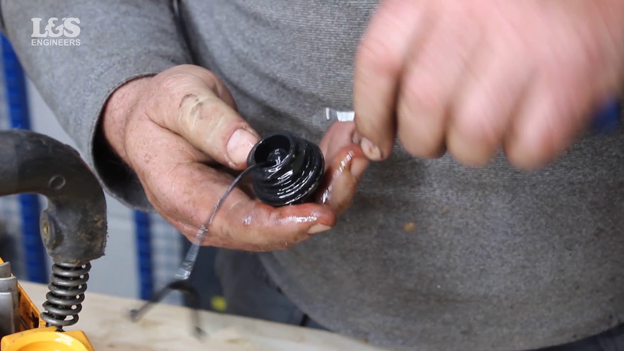How to Change the Chain Oil on a Mcculloch Mac Cat 338 Chainsaw | L&S ...