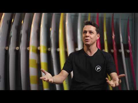 Adriano de Souza surfando Maldivas de Pró-Ilha