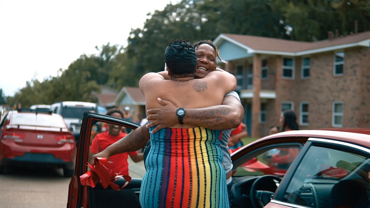 MY BROTHER SURPRISED MY MOM WITH A NEW CAR ! ! ! ! @TheRealPie_ - YouTube