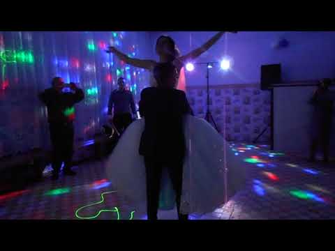 Первый танец молодых.