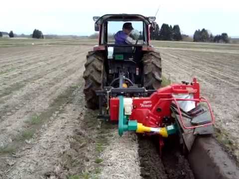 ヤンマートラクター 冨士ジャイロパワー畦塗機 The levee is mended.