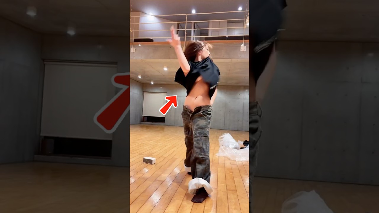 ダンス動画 😳 シャツをくわえたまま19秒…最後までキープできる? 衣装チャレンジ #dance #shorts