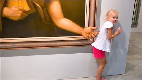 Алиса играет в НЕОБЫЧНОЙ КОМНАТЕ ИЛЛЮЗИЙ ! Alice is playing in the UNUSUAL ROOM OF ILLUSIONS!