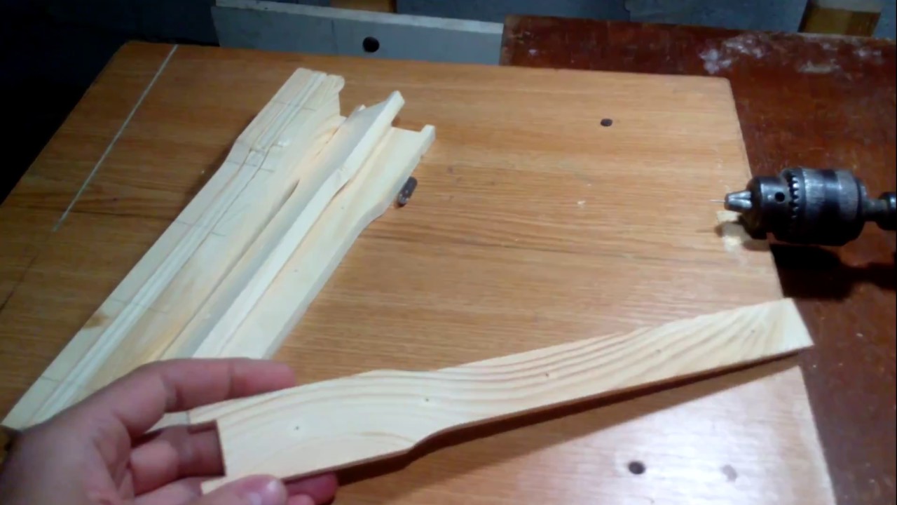 Сверлим отверстия в рамках под проволоку без специального оборудования.