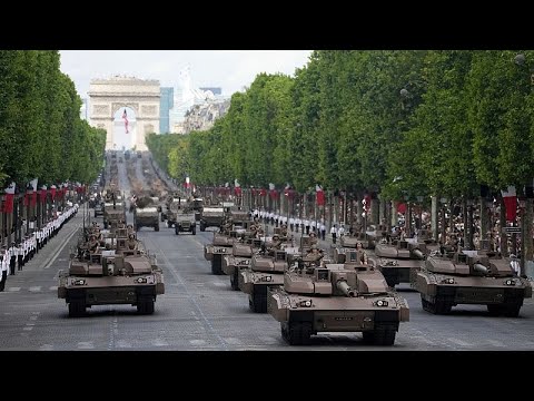Франция празднует День взятия Бастилии военным парадом в Париже