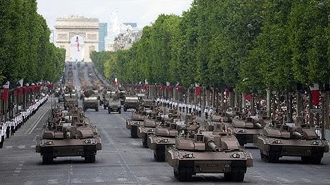 Франция празднует День взятия Бастилии военным парадом в Париже
