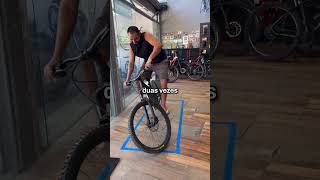 ESSE TIOZINHO APRENDEU A ANDAR NESSA BIKE TODA ESQUISITA AQUI! 😂 #shorts #curiosidades