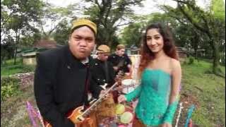 Fisip Meraung feat. Safina Nadisa (Jungkat-Jungkit) -  Setrong (Official Video Clip)