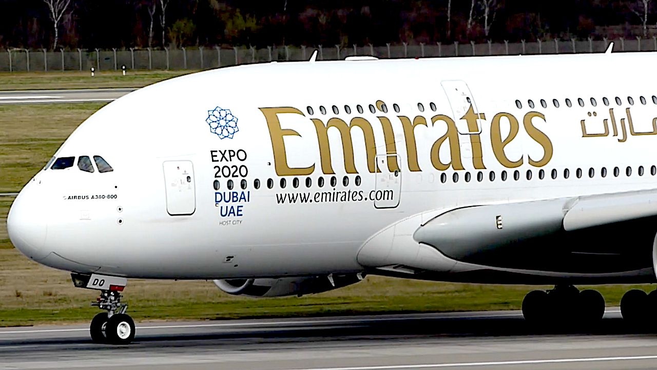 Emirates Airbus A380 800 Windy Landing At Dusseldorf Airport Youtube