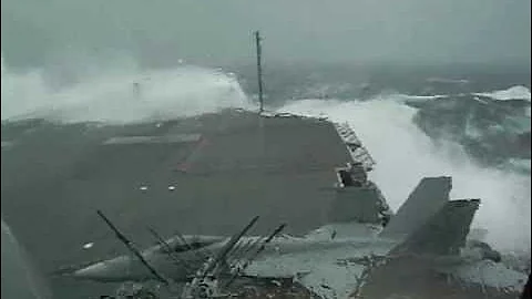 USS Kitty Hawk (CV-63) slammed by giant wave during typhoon - DayDayNews