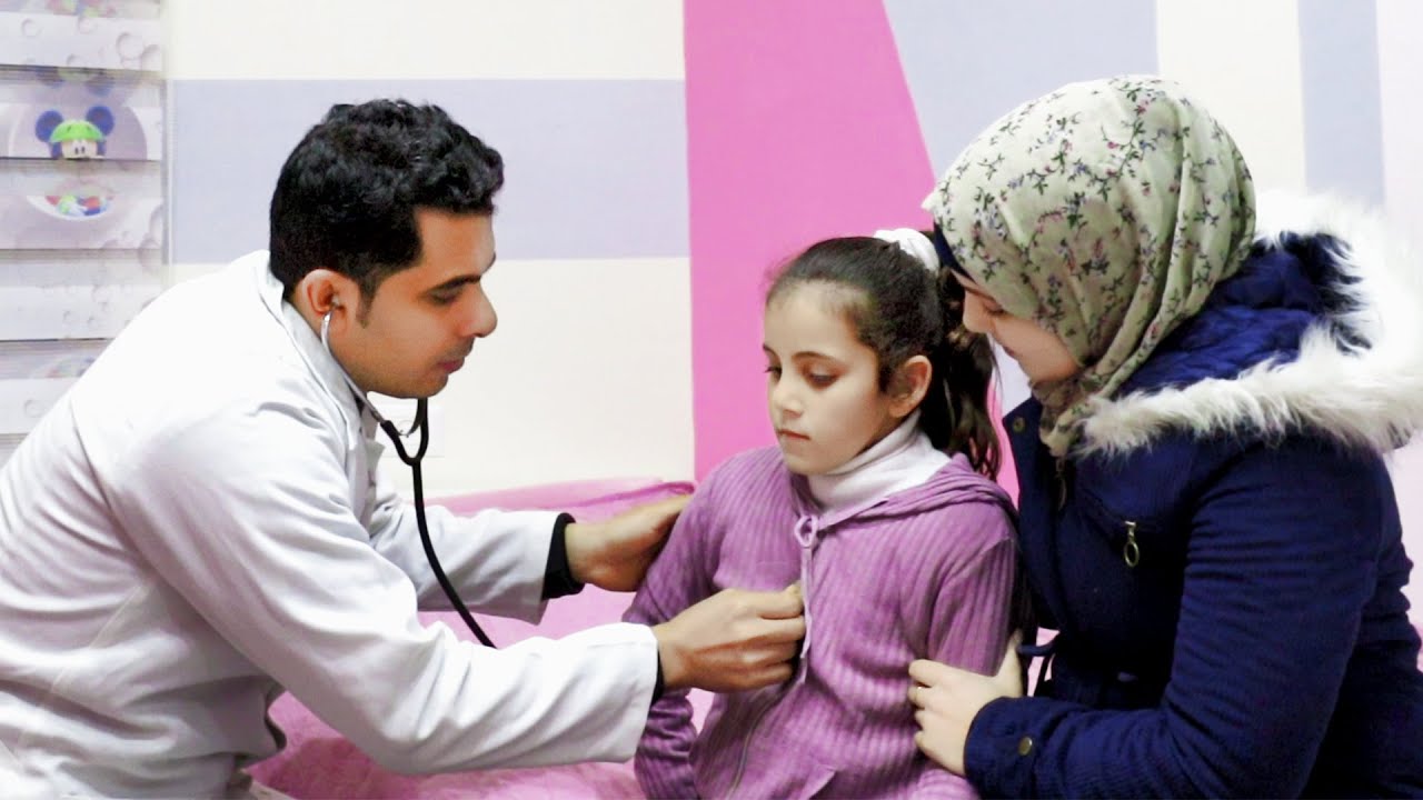 لما بنتك تطلع تحت المطر وتمرض وتخديها عند دكتور ويعطيها 💉 غصب عنها