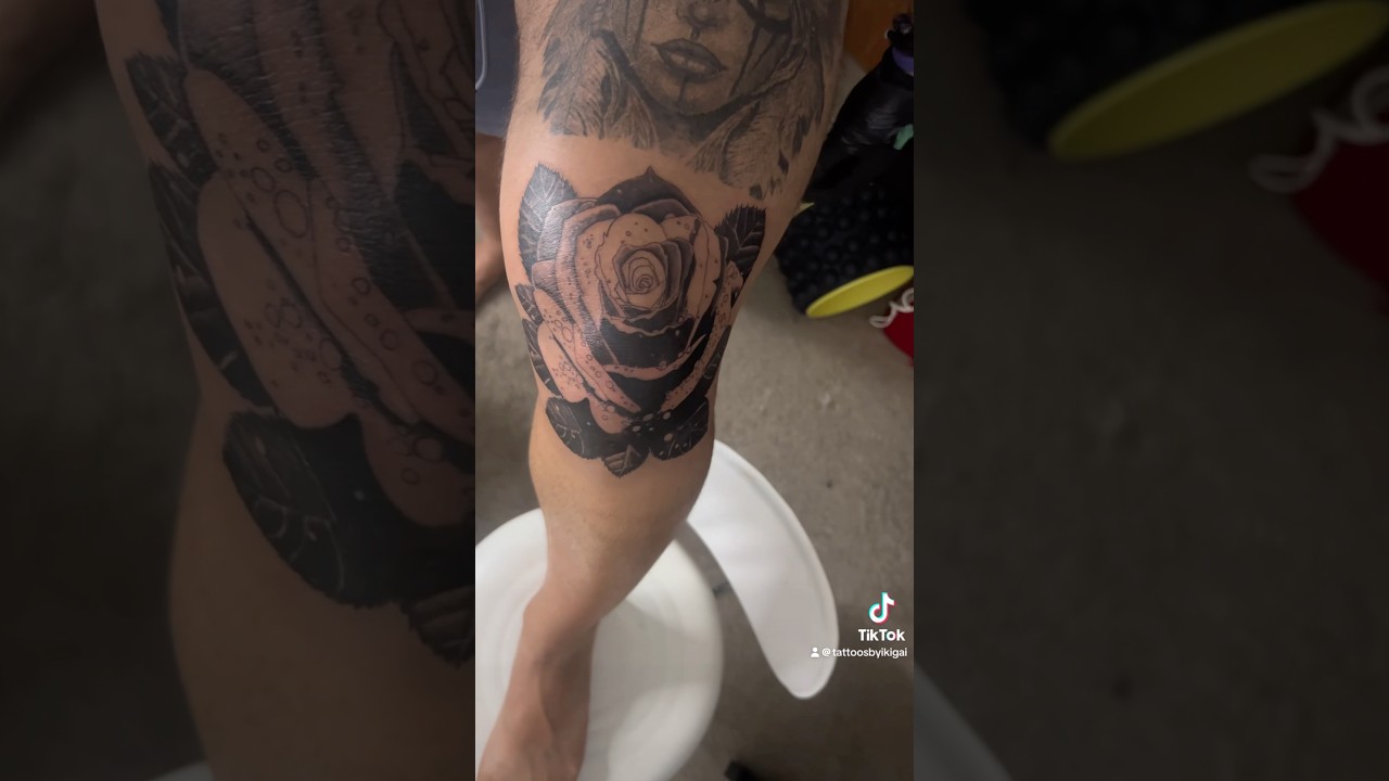 Knee tattoos are no joke!! I was going through it 😂😩😭 