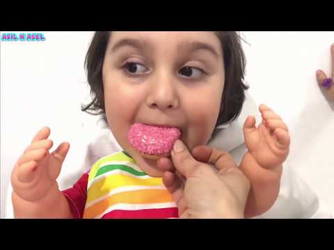 Emzikli bebek pamuk şekerin tadını beğenmedi çikolata istedi Asel vermedi #funnyvideo