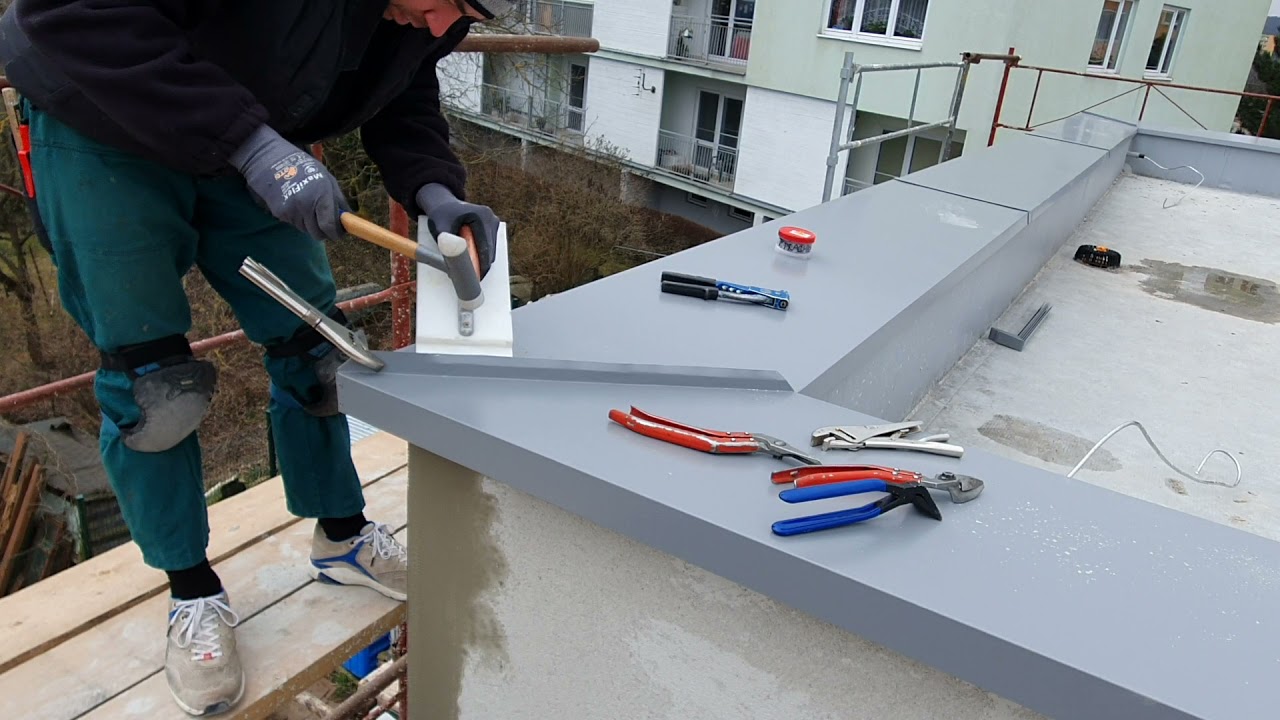 Klempířský spoj - zafalcování průniku atik na jednoduchou stojatou drážku.