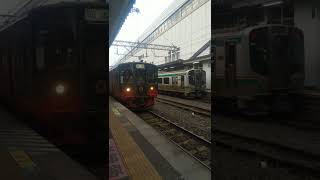 磐越西線のJR東日本E721系と快速 フルーティアふくしま（FruiTea Fukushima）の719系電車を郡山駅で撮影（福島県・鉄道）JR EAST Kōriyama Station JAPAN