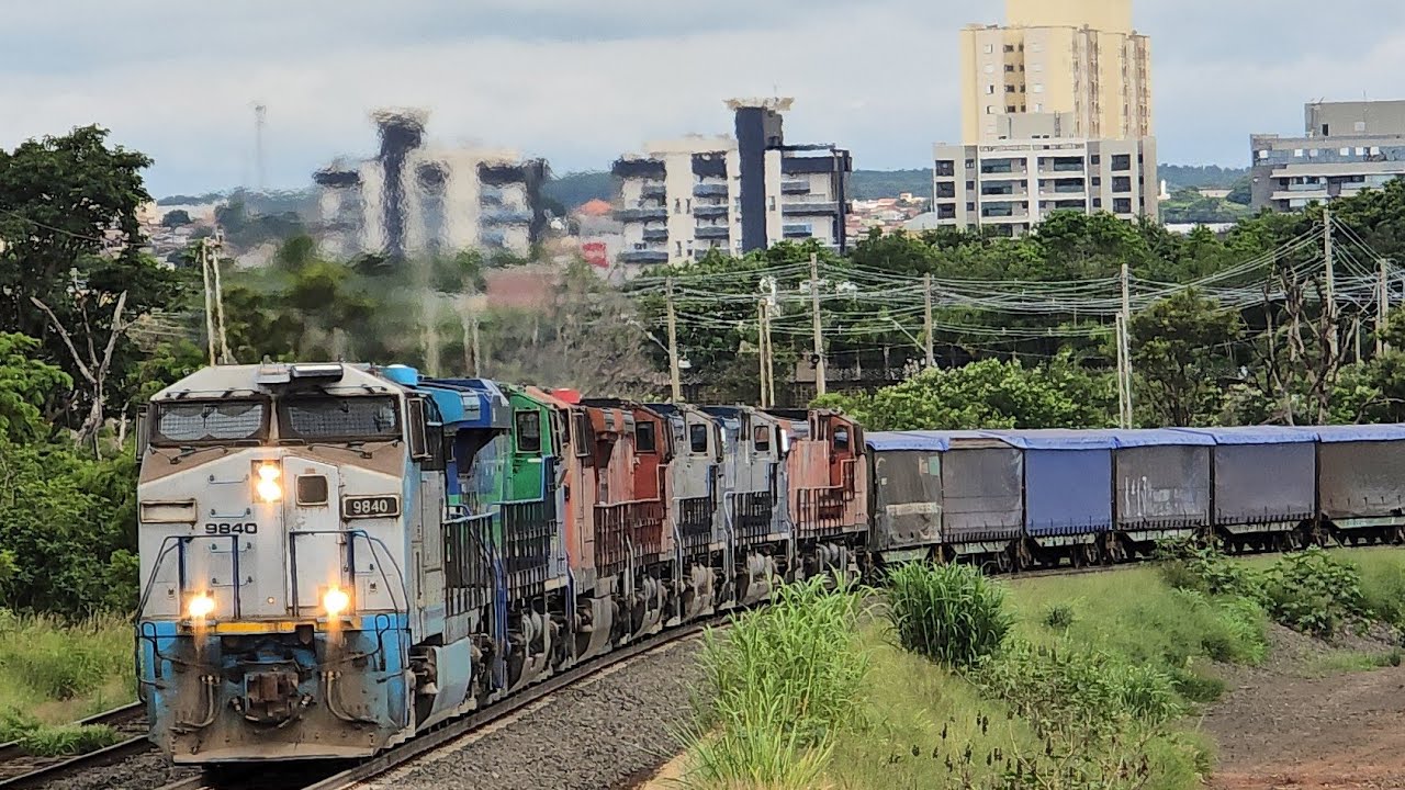 Sete locomotivas em um trem vazio e dois cruzamentos inesperados