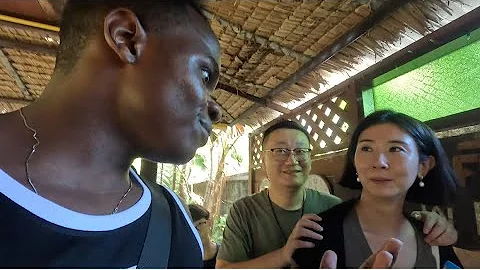 Chinese Lady Beat Black Man For Speaking Fluent Chinese In Thailand - DayDayNews