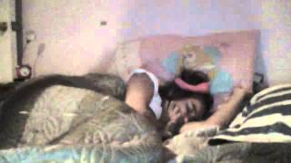 Molestando a mi hermana mientras duerme jijij
