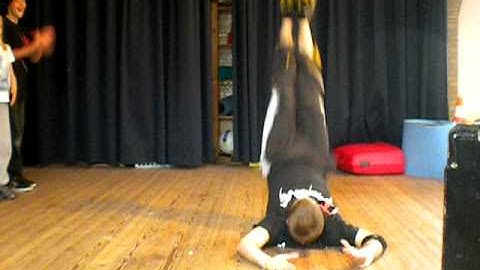 Extreme breakdance snake/worm/Caterpillar on his back