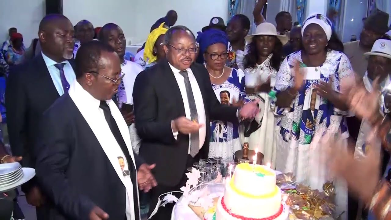 AN 40 DU RENOUVEAU : LE NYONG ET MFOUMOU CÉLÈBRE PAUL BIYA - YouTube