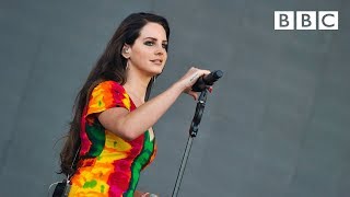 Lana Del Rey performs 'Ultraviolence' | Glastonbury 2014 - BBC Resimi