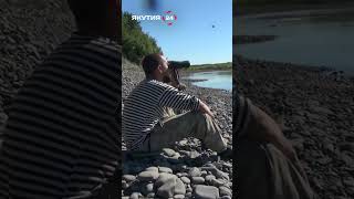 Медведь жаждет рыбы и преследует рыбаков на реке Джарджан #якутия #охота #рыбалка